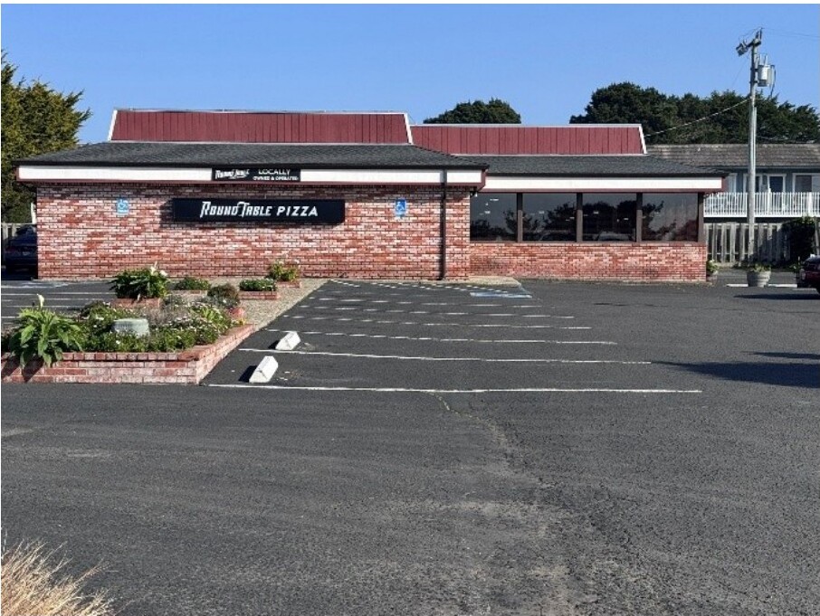 Round Table Pizza — archival photograph, Fort Bragg, California